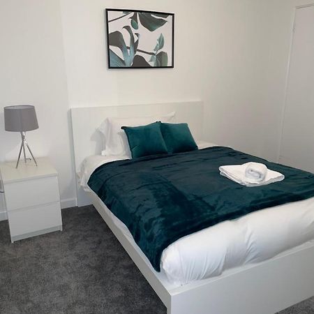 Modern 2 Bed House Cannock Perfect For Contractors Business Travellers Short Stays Driveway For 2 Vehicles Close To M6 M54 I54 A5 A38 Mcarthur Glen Designer Outlet Extérieur photo