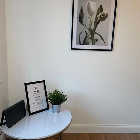 Modern 2 Bed House Cannock Perfect For Contractors Business Travellers Short Stays Driveway For 2 Vehicles Close To M6 M54 I54 A5 A38 Mcarthur Glen Designer Outlet Extérieur photo