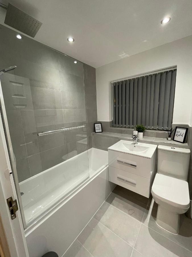 Modern 2 Bed House Cannock Perfect For Contractors Business Travellers Short Stays Driveway For 2 Vehicles Close To M6 M54 I54 A5 A38 Mcarthur Glen Designer Outlet Extérieur photo