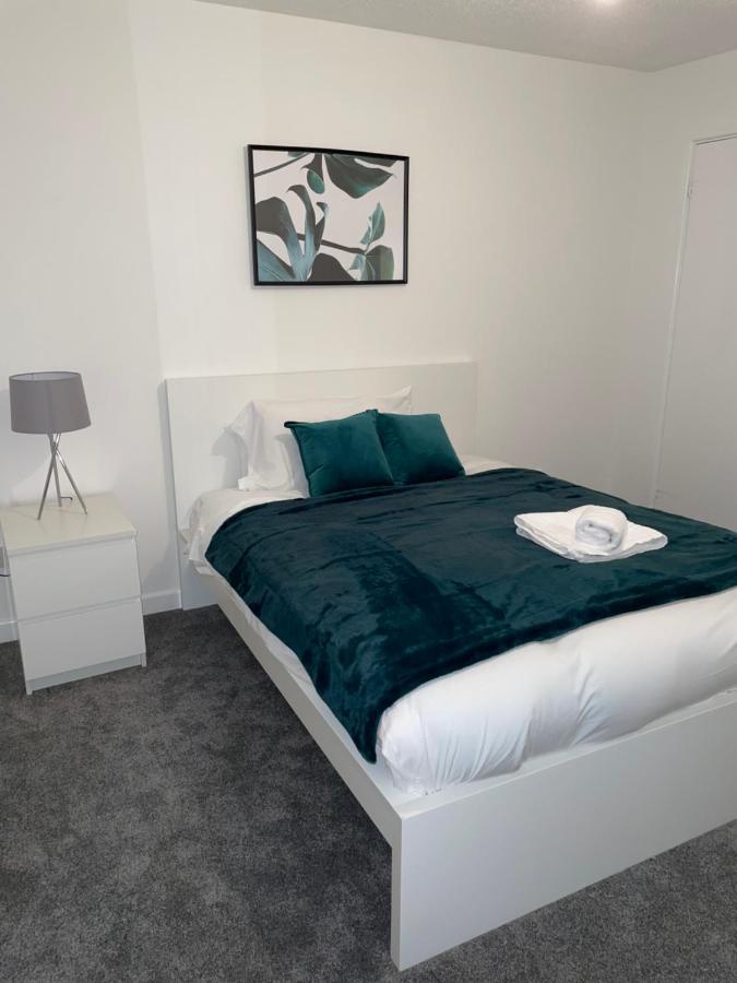 Modern 2 Bed House Cannock Perfect For Contractors Business Travellers Short Stays Driveway For 2 Vehicles Close To M6 M54 I54 A5 A38 Mcarthur Glen Designer Outlet Extérieur photo
