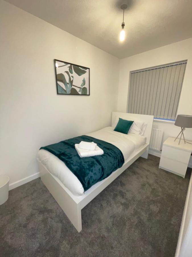 Modern 2 Bed House Cannock Perfect For Contractors Business Travellers Short Stays Driveway For 2 Vehicles Close To M6 M54 I54 A5 A38 Mcarthur Glen Designer Outlet Extérieur photo