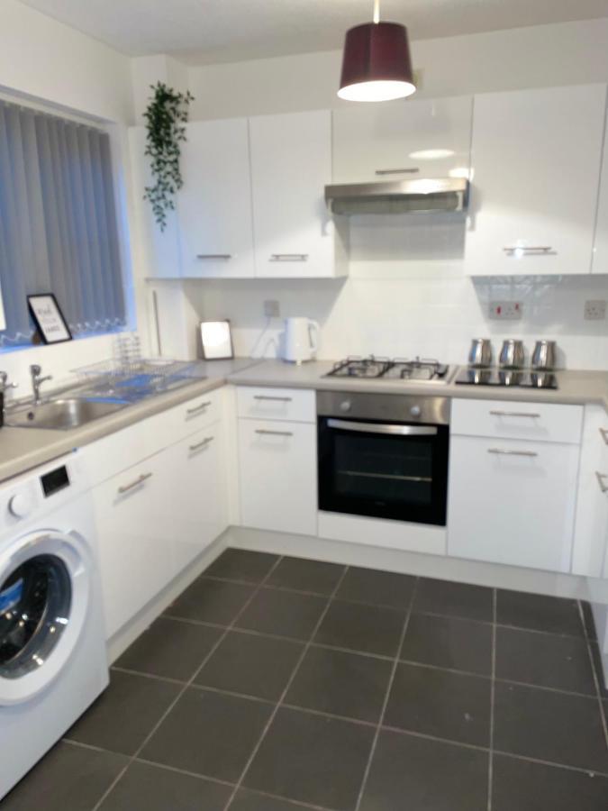 Modern 2 Bed House Cannock Perfect For Contractors Business Travellers Short Stays Driveway For 2 Vehicles Close To M6 M54 I54 A5 A38 Mcarthur Glen Designer Outlet Extérieur photo