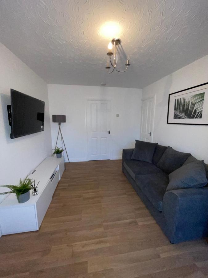 Modern 2 Bed House Cannock Perfect For Contractors Business Travellers Short Stays Driveway For 2 Vehicles Close To M6 M54 I54 A5 A38 Mcarthur Glen Designer Outlet Extérieur photo