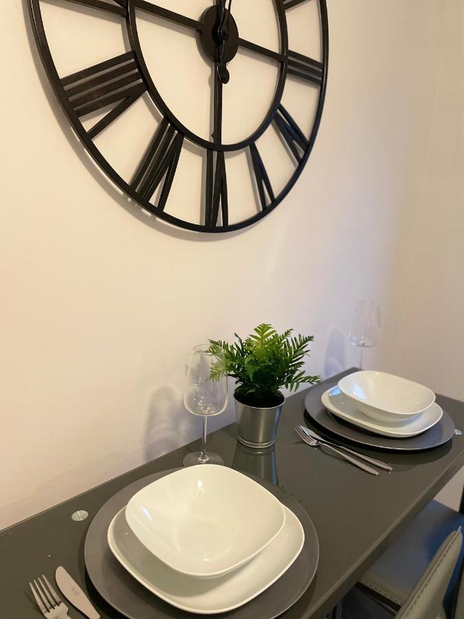 Modern 2 Bed House Cannock Perfect For Contractors Business Travellers Short Stays Driveway For 2 Vehicles Close To M6 M54 I54 A5 A38 Mcarthur Glen Designer Outlet Extérieur photo