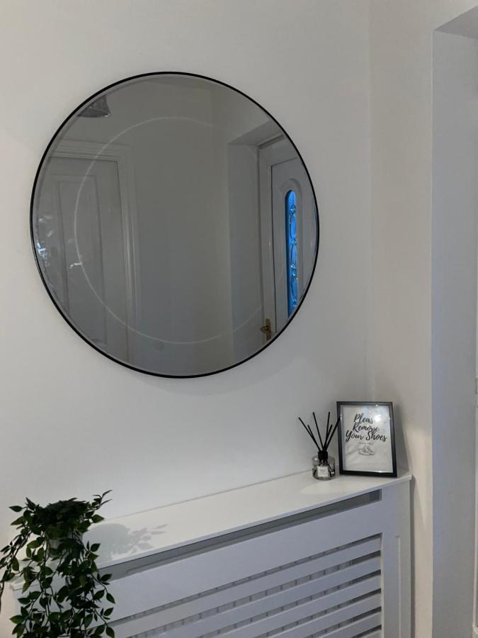Modern 2 Bed House Cannock Perfect For Contractors Business Travellers Short Stays Driveway For 2 Vehicles Close To M6 M54 I54 A5 A38 Mcarthur Glen Designer Outlet Extérieur photo