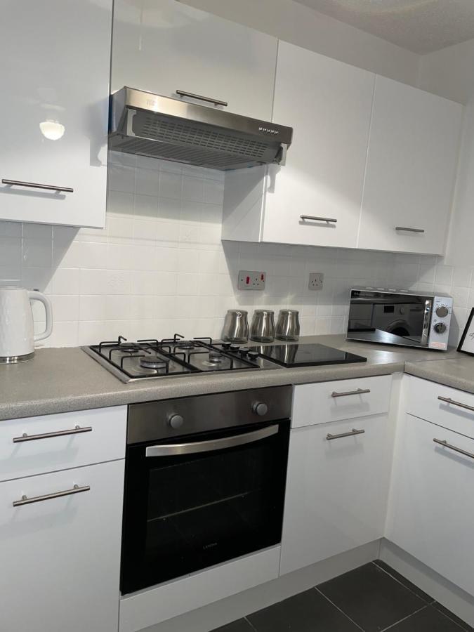 Modern 2 Bed House Cannock Perfect For Contractors Business Travellers Short Stays Driveway For 2 Vehicles Close To M6 M54 I54 A5 A38 Mcarthur Glen Designer Outlet Extérieur photo