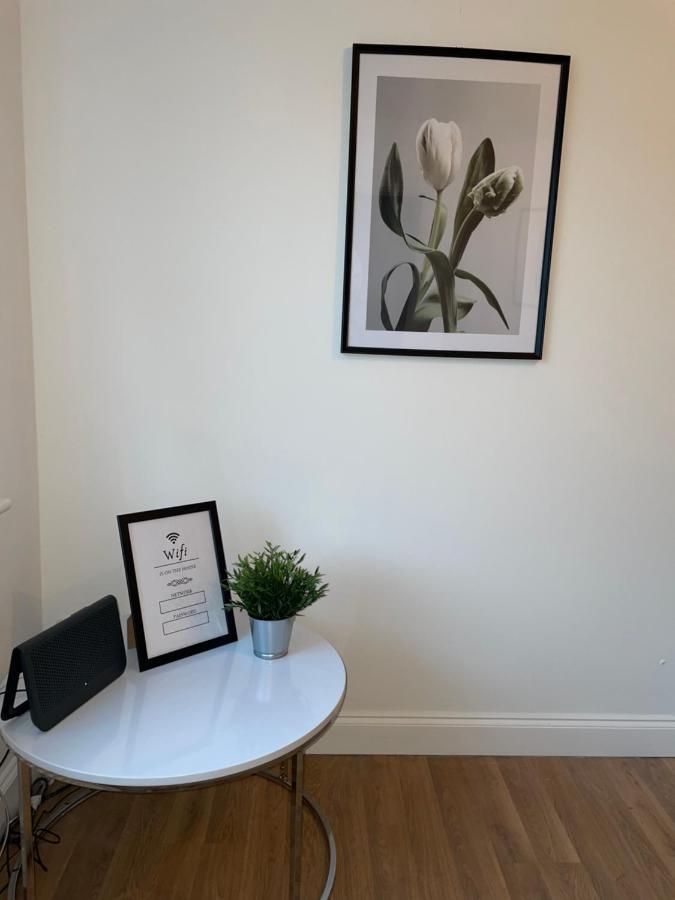 Modern 2 Bed House Cannock Perfect For Contractors Business Travellers Short Stays Driveway For 2 Vehicles Close To M6 M54 I54 A5 A38 Mcarthur Glen Designer Outlet Extérieur photo