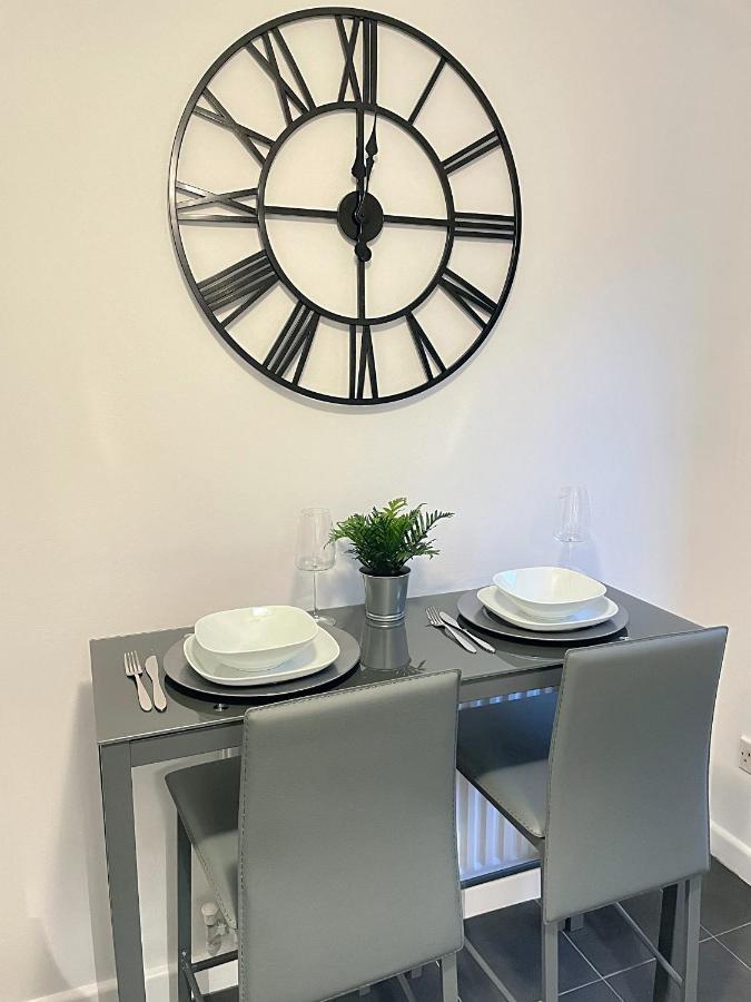 Modern 2 Bed House Cannock Perfect For Contractors Business Travellers Short Stays Driveway For 2 Vehicles Close To M6 M54 I54 A5 A38 Mcarthur Glen Designer Outlet Extérieur photo